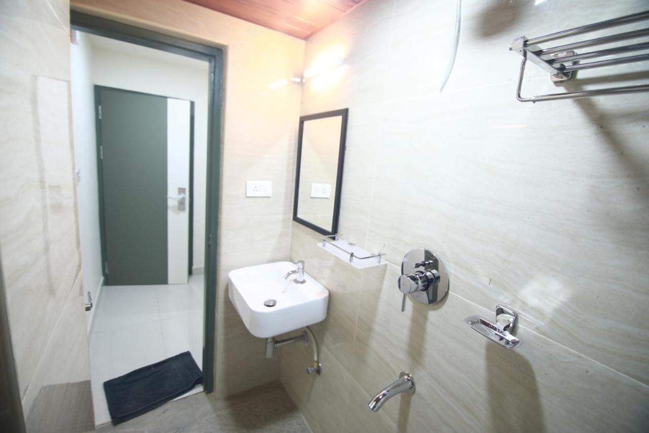Hotel Royal Blooms Bangalore Eksteriør bilde